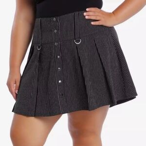 Hot Topic Black White Pinstripe D-Ring Pleated Skirt
